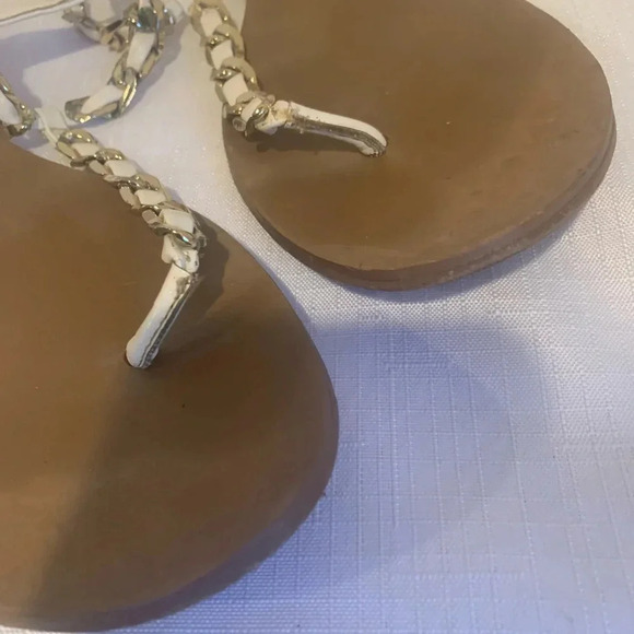 Jessica Simpson Women’s Size 8.5 White With Gold Tone Chain Link Thong Sandals - Picture 6 of 9